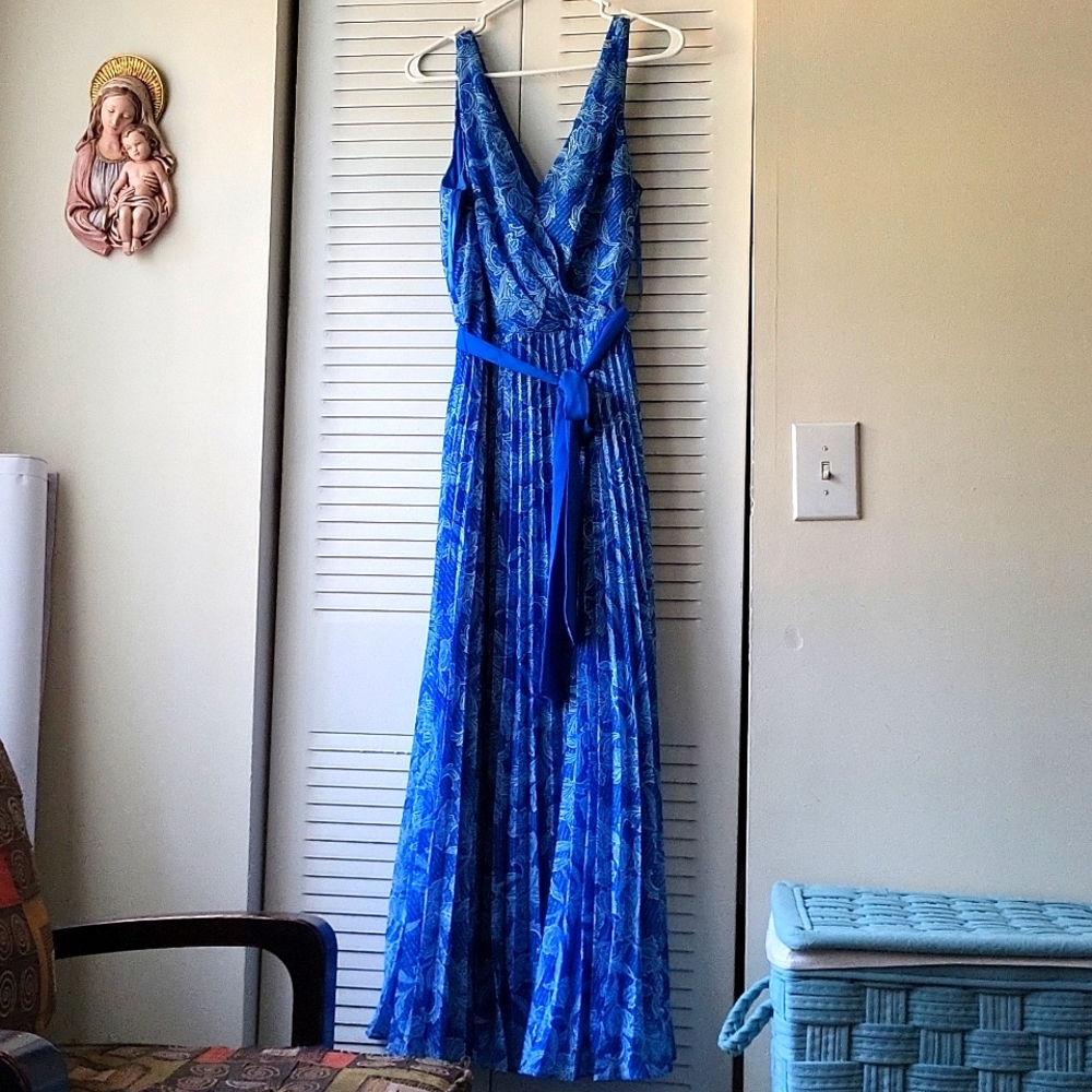 Maxi dress blue with white flowers and string belt